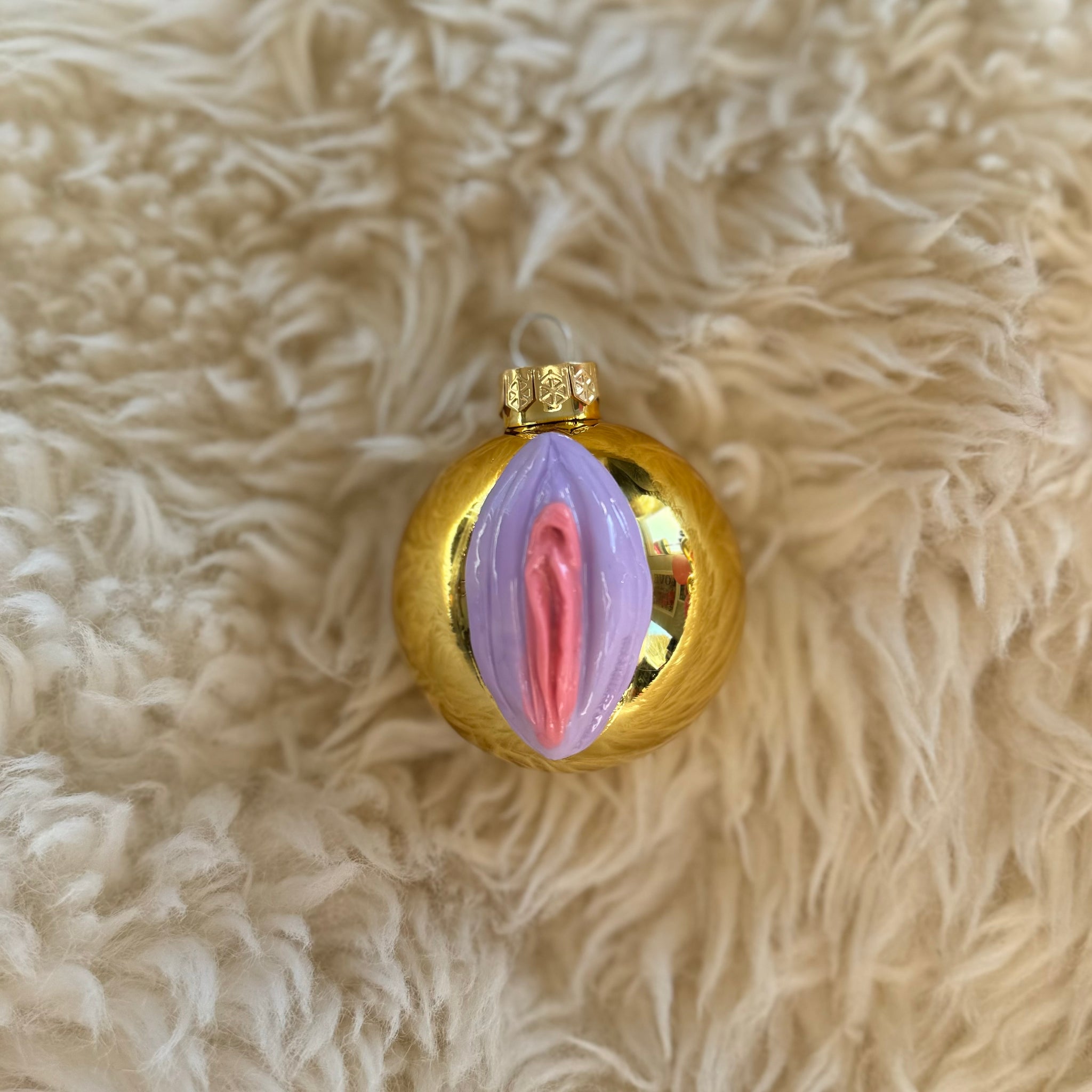Medium Pussy Christmas Ornament Gold