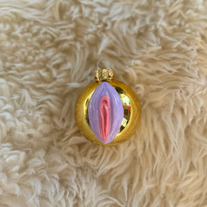 Medium Pussy Christmas Ornament Gold