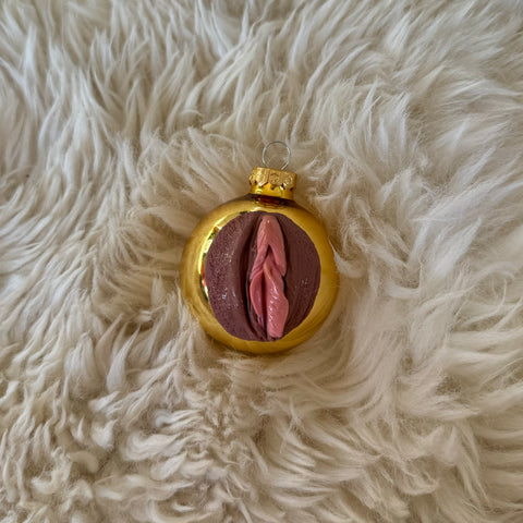 Medium Pussy Christmas Ornament Gold